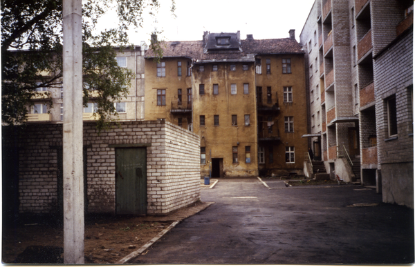 Tilsit (Советск), Rückseite der Häuser der ehemaligen Luisenallee von der Hochmeisterstraße aus gesehen