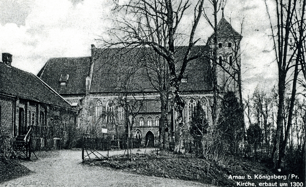 Arnau Kr. Samland, Katharinenkirche, Die Katharinenkirche links das Glöcknerhaus