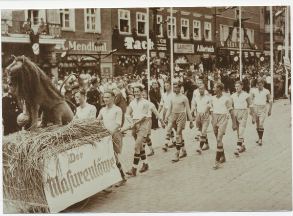 Lyck, Straßenumzug der Fußballmannschaft, Der Masurenlöwe