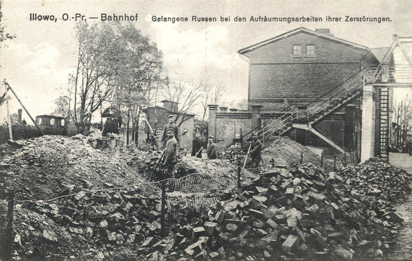 Illowo, russischese Gefangene enttrümmern das Bahnhofsgebäude