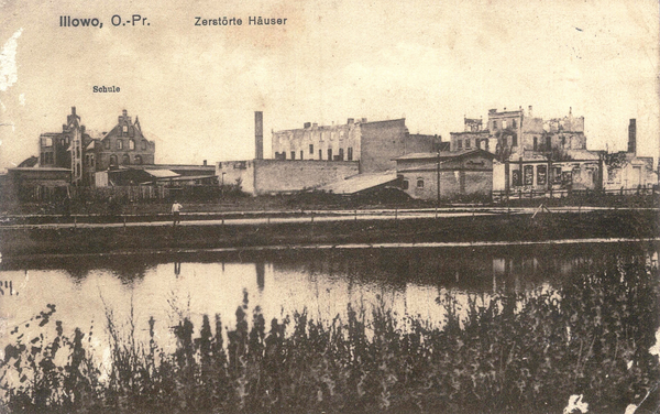 Illowo, zerstörte Gebäude an der Bahnhofstraße, die Schulruine im Hintergrund links