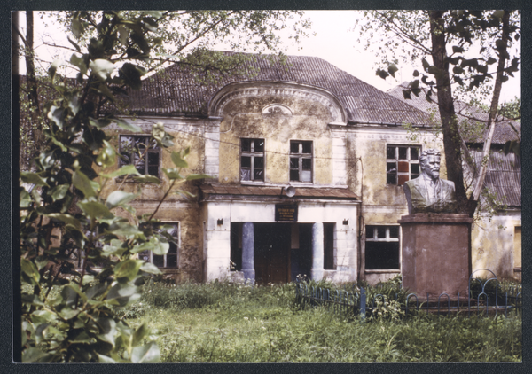 Popehnen, Gutshaus mit dem Denkmal Kalinins