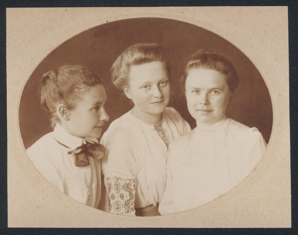 Popehnen, Die Geschwister Gertrud, Erna und Elisabeth Klatt (v.l.n.r.)