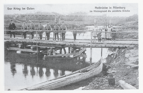 Allenburg, Notbrücke, im Hintergrund die zerstörte Brücke