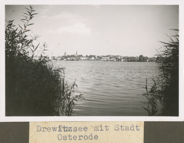 Osterode (Ostpr.), Ortsansicht über den Drewenzsee