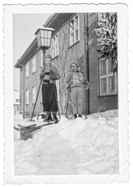 Ballieth, Dieter Knopp mit Schwester Eva auf der Terrasse des Stabsgebäudes der Luftnachrichten-Kaserne