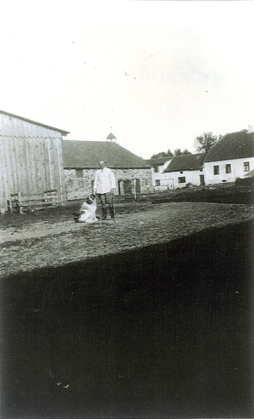 Willkau, Erhard Perkuhn mit seinem Bernhardiner auf seinem Hof