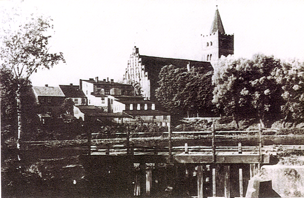 Friedland, Mühlenteichschleuse, im Hintergrund die Kirche