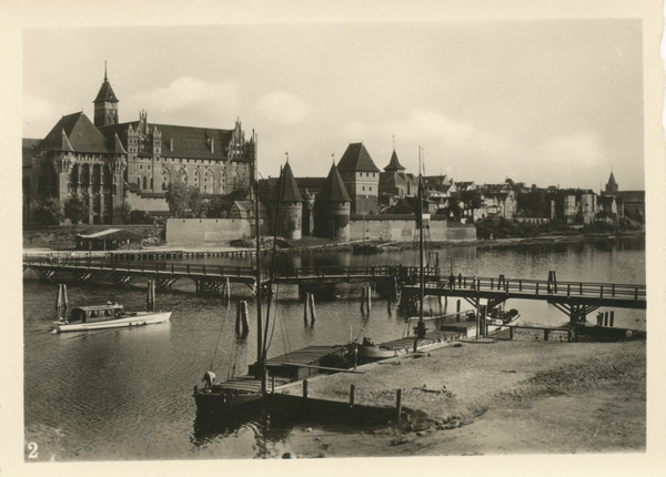 Marienburg i. Westpr., Die Marienburg mit Schiffbrücke