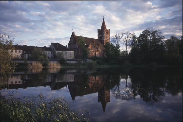 Friedland (Правдинск), Blick auf die ev. Kirche über den Mühlenteich