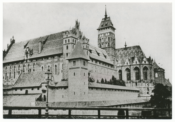 Marienburg, Hochschloss und Schlosskirche von  Südosten