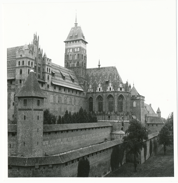 Marienburg, Hochschloss und Schlosskirche von  Südosten