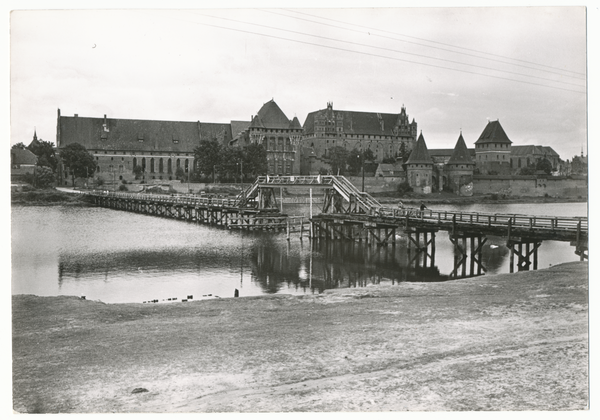 Marienburg i. Westpr., Die Marienburg mit Schiffbrücke