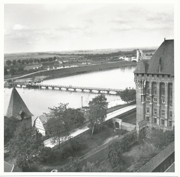 Marienburg i. Westpr., Blick vom Schloß auf die Nogat und Brücke