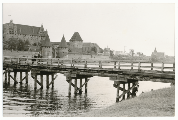 Marienburg i. Westpr., Die Marienburg und Holzbrücke über die Nogat