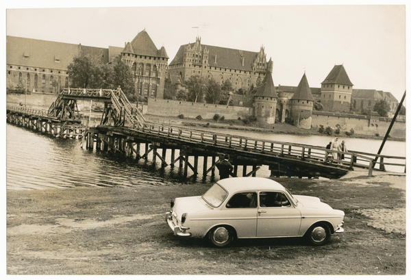 Marienburg i. Westpr., Die Marienburg und Holzbrücke über die Nogat