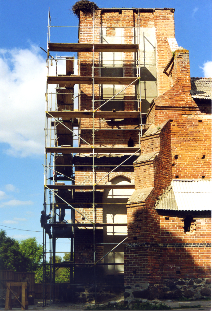 Arnau Kr. Samland, Katharinenkirche, Wiederaufbau, Der Turm wird eingerüstet, September 1999