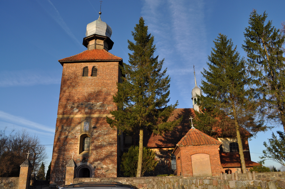 Sząbruk, Kirche im Frühjahr