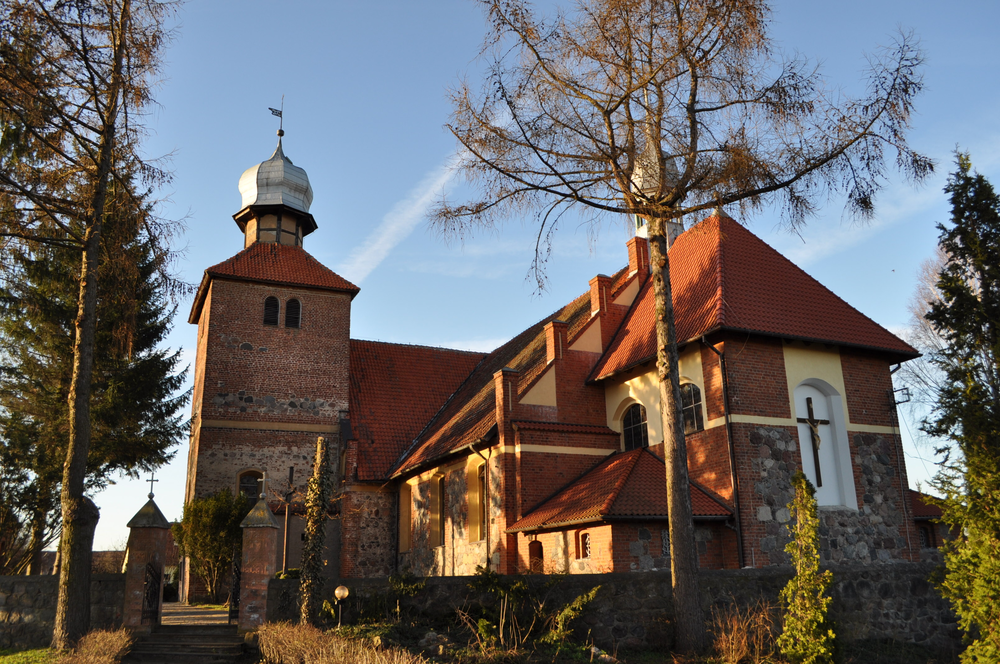 Sząbruk, Kirche im Frühjahrslicht