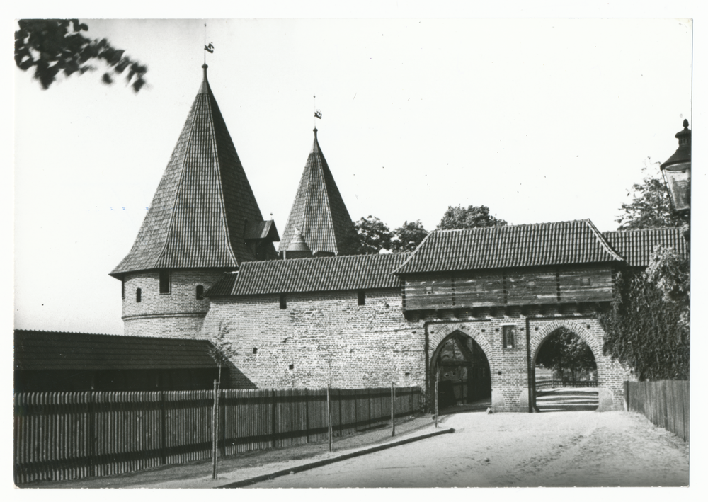 Marienburg i. Westpr., Wehrtürme des Brückentors