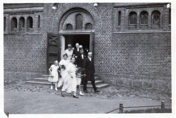 Groß Friedrichsdorf, Gäste der Trauung von Albert Schukies und Helene Barsuhn beim Verlassen der Kirche