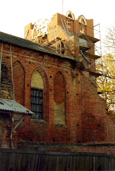 Arnau Kr. Samland, Katharinenkirche, Wiederaufbau, die ersten Ziegel sind vermauert, 6. Oktober 2000