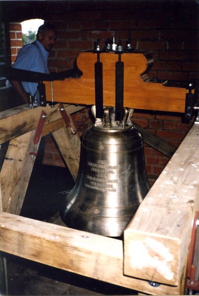 Arnau Kr. Samland, Katharinenkirche, Wiederaufbau, der Glockenstuhl wird montiert