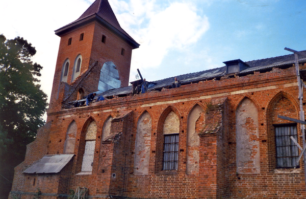 Arnau Kr. Samland, Katharinenkirche, Wiederaufbau, Freilegen der alten Mauerkrone
