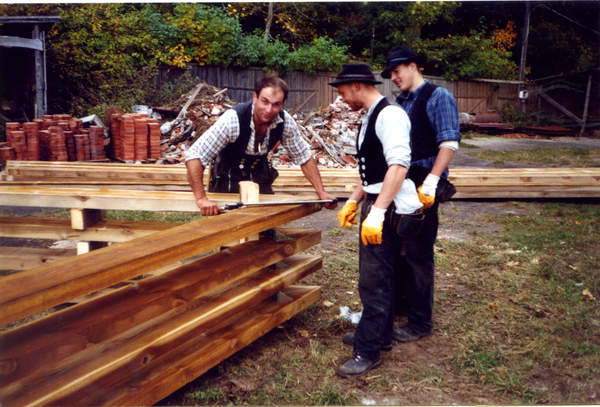 Arnau Kr. Samland, Katharinenkirche, Wiederaufbau, Zimmermeister Hartmut Hanke mit Gesellen bei der Arbeit