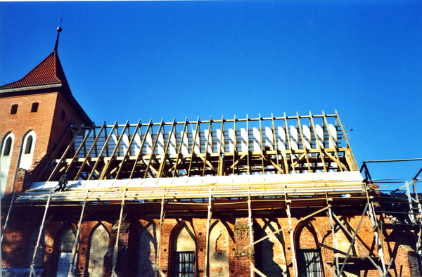 Arnau Kr. Samland (Марьино), Kirche, Auftragung der Dachfolie