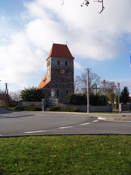 Kallinowen, Kirche mit Blick auf den Turm