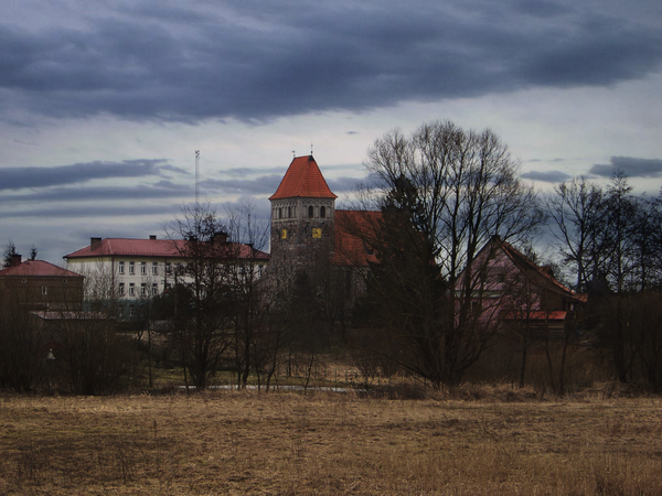 Kallinowen, Abendpanorama mit Kirche und Schule