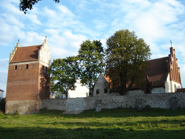 Dąbrówno, Kirche, Stadtmauer und Turm