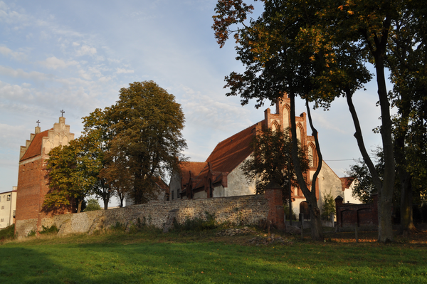 Dąbrówno, Kirche, Stadtmauer und Turm