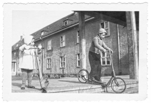 Ballieth, Luftnachrichten-Kaserne, spielende Kinder (Dieter Knopp mit Schwester Eva)