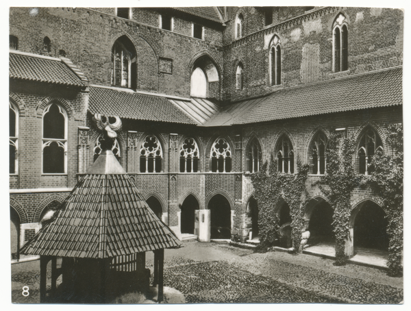 Marienburg, Die Marienburg, Kreuzhof mit Schloßbrunnen