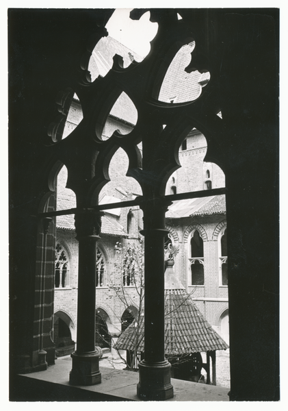 Marienburg i. Westpr., Hochschloss, Blick durch Fenster im Kreuzgang auf Hof mit Brunnen