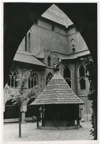 Marienburg, Die Marienburg, Kreuzhof mit Schloßbrunnen