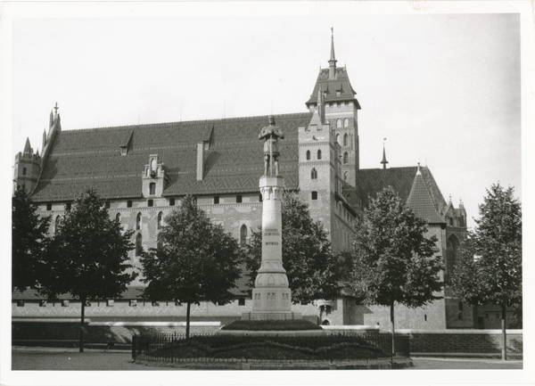 Marienburg i. Westpr., Schloß mit Abstimmungsdenkmal