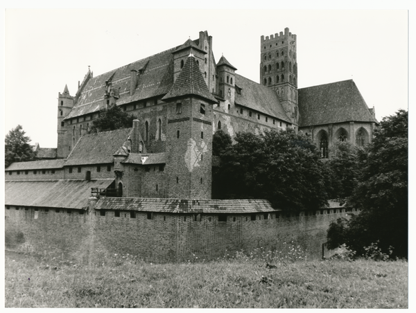 Marienburg, Hochschloss und Schlosskirche von  Südosten