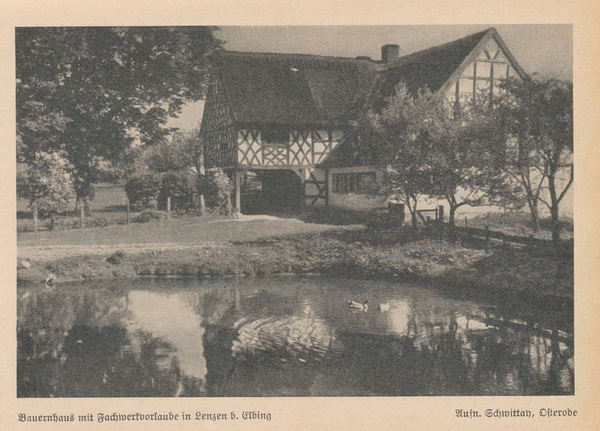 Lenzen, Bauernhaus mit Fachwerkvorlaube