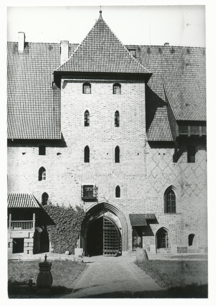 Marienburg i. Westpr., Hof in der Marienburg - Mittelschloss, Torturm