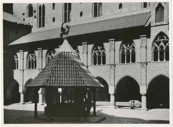 Marienburg i. Westpr., Hochschlosshof mit Brunnen