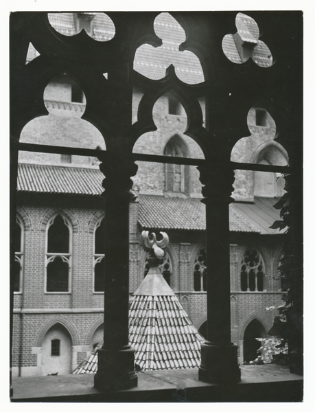 Marienburg i. Westpr., Hochschloss, Blick durch Fenster im Kreuzgang auf Hof mit Brunnen