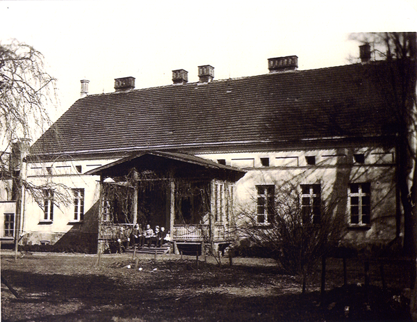 Lisettenfeld, Gutshaus mit Veranda zum Garten und Park