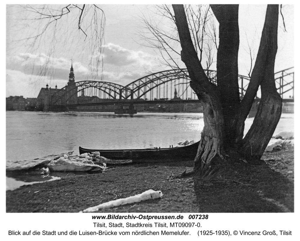 Tilsit, Blick auf die Stadt und die Luisen-Brücke vom nördlichen Memelufer