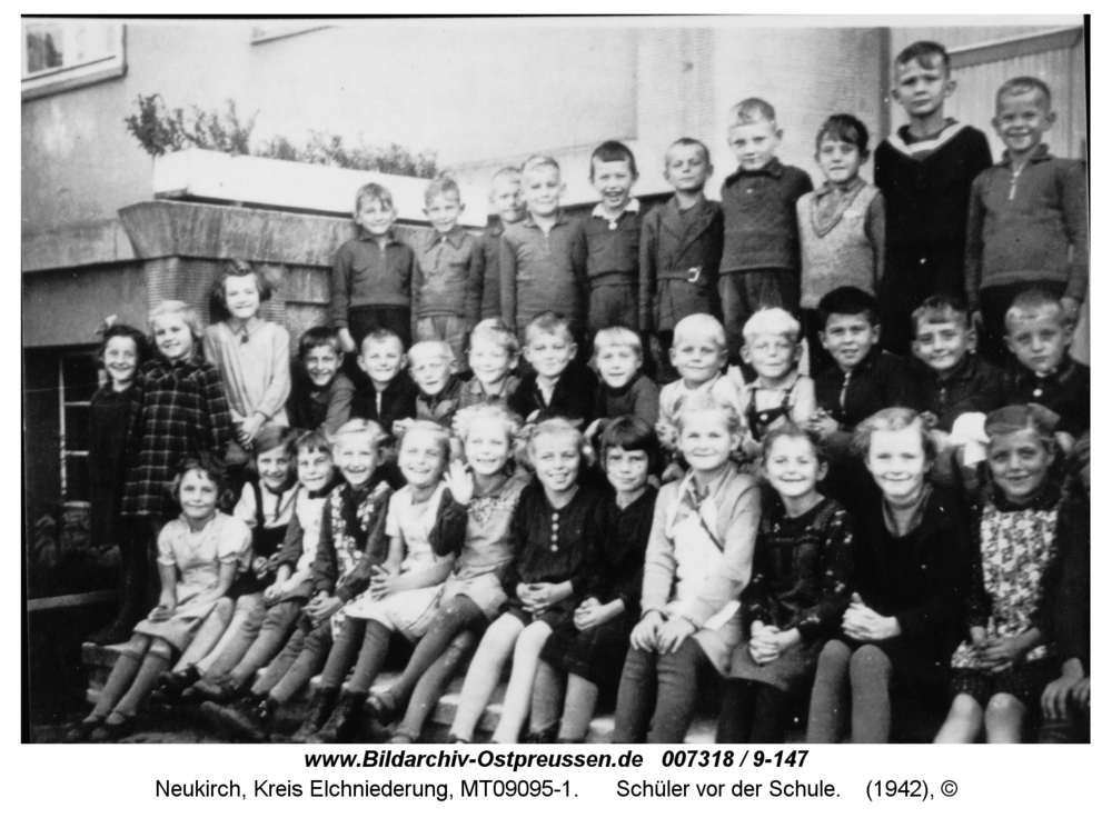 Neukirch, Schüler vor der Schule
