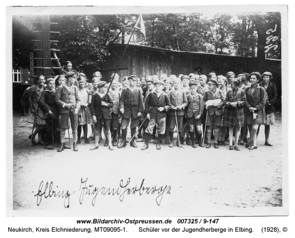 Neukirch 143, Schüler vor der Jugendherberge in Elbing