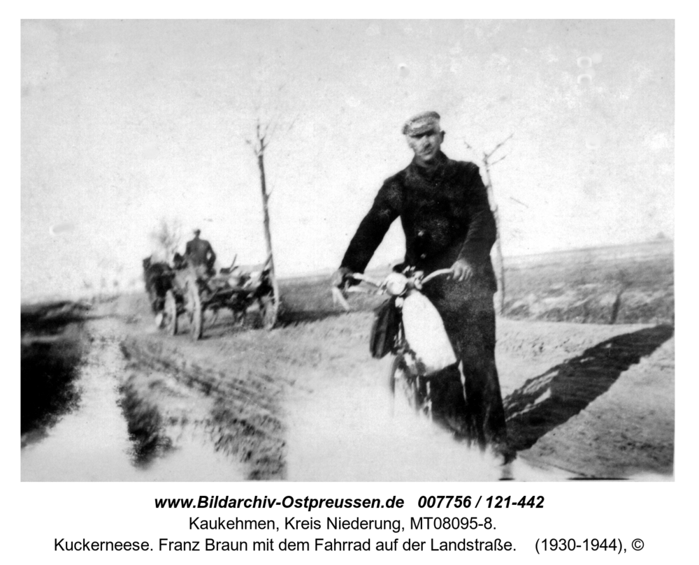 Kuckerneese. Franz Braun mit dem Fahrrad auf der Landstraße