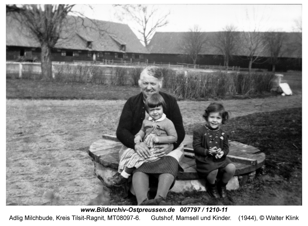 Adlig Milchbude, Gutshof, Mamsell und Kinder